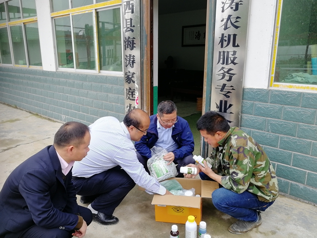 1766480821973470.jpg F2.2 HUAWEI 周国林团队向海涛家庭农村赠送最新高效农药04.jpg