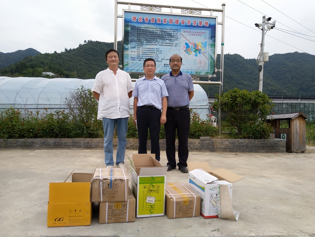 1766480950215621.jpg F1.8 HMD Global 周国林团队向好香口公司赠送种子和病虫害绿色防控物质05.jpg