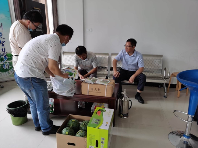 1766481425567687.jpg 周国林团队在郧西赠送种子和蔬菜产品13.jpg